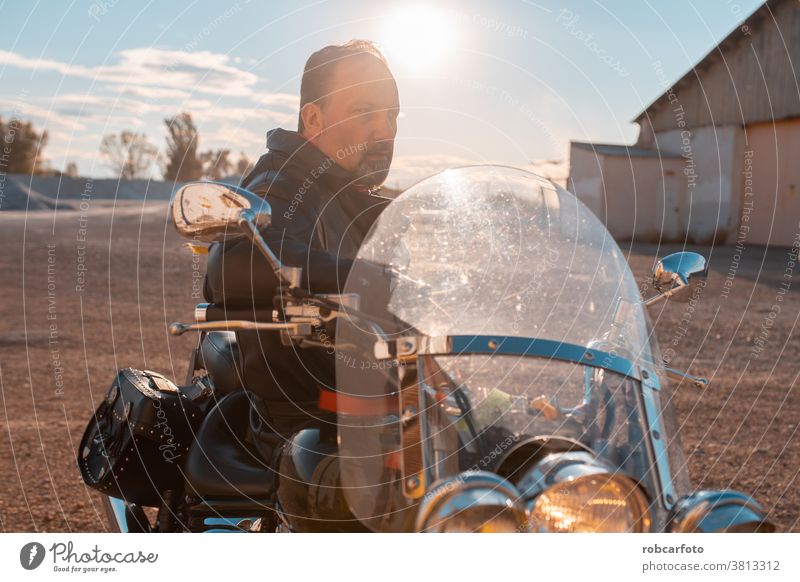Mann mit schwarzem Straßenmotorrad Motorrad reisen männlich Rennfahrer Abenteuer Reise Reiter Laufwerk Sicherheit Verkehr Geschwindigkeit Fahrrad