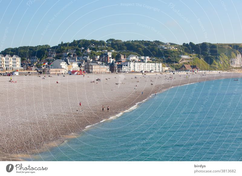 schwach besuchter Strand bei einem Küstenort in der Normandie, Frankreich, Atlantik Meer Badeort Häuser Hotels Wasser Ferien & Urlaub & Reisen Menschen Pandemie
