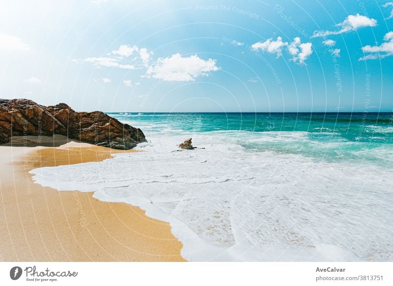 Paradiesisch wilder Strand im Norden Spaniens an einem super sonnigen Tag mit Sonnenbohnen Sand reisen Sommer Landschaft MEER Küstenlinie Ufer Natur Europa