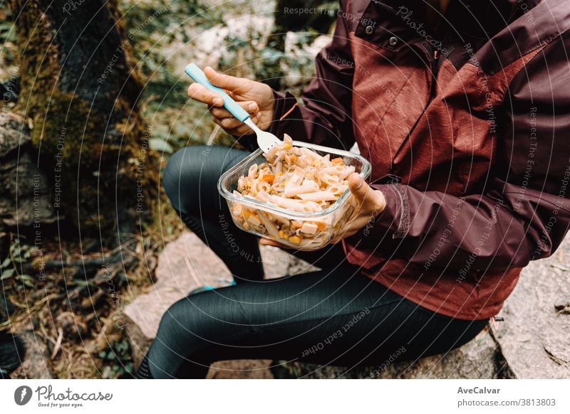 Eine Wanderin beim Essen im Wald Koch Überleben Picknick gierig Menschen Rucksacktourismus Erholung Menschengruppe Lager Zelt Flasche Mann Urlaub Reise Gerät
