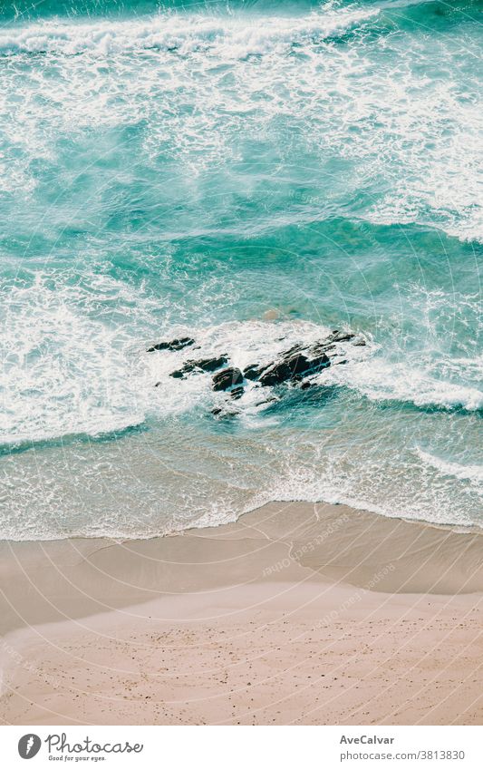 Luftaufnahme der Wellen am Strand Dröhnen Wasser Ufer Antenne Sand oben Insel Meer Inseln Top Bucht Ansicht Frieden Glück Geist frei Freizeit Freiheit Feiertag