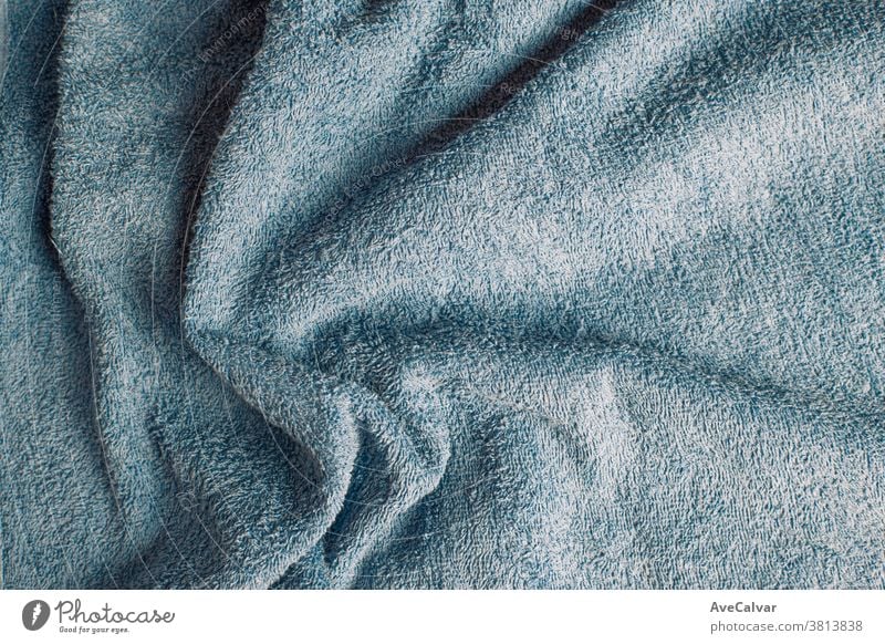 Draufsicht auf ein hellblaues Handtuch mit einigen Falten Decke Material Hintergrund Muster unscharf Fleece weiß warm Design Plüsch Textur Sahne weich Textil