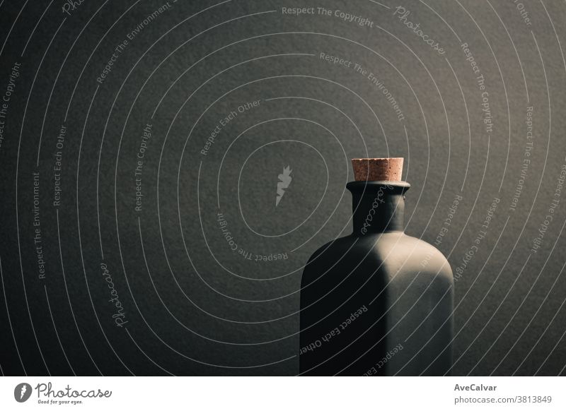 Nahaufnahme einer schwarzen Keramikflasche mit dunklem Hintergrund Attrappe Gin Scotch Rum irisch trendy Weinbrand Design matt dunkel Raum Malz