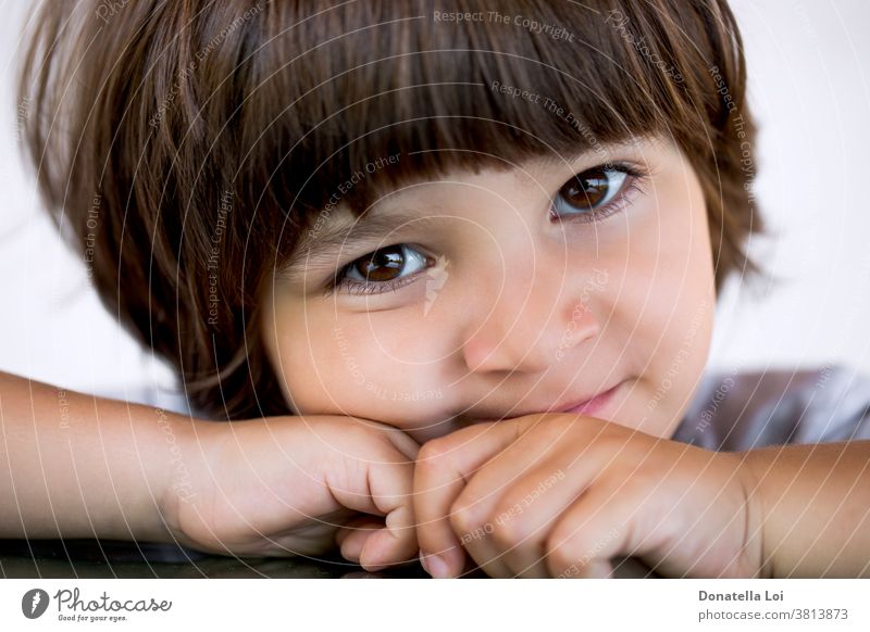 Nahaufnahme Porträt eines kleinen Jungen 3-4 Jahre schön braunes Auge braune Haare Windstille Kindheit niedlich Gesicht Familie Glück horizontal wenig