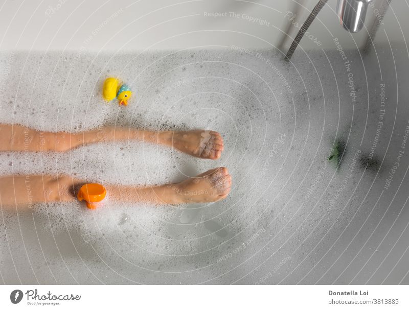Kind in Badewanne mit Spielzeug baden Körper Junge Pflege Kindheit Sauberkeit Fuß schäumen Spaß Gesundheit heimwärts Hygiene Beine Lifestyle nur Person spielen
