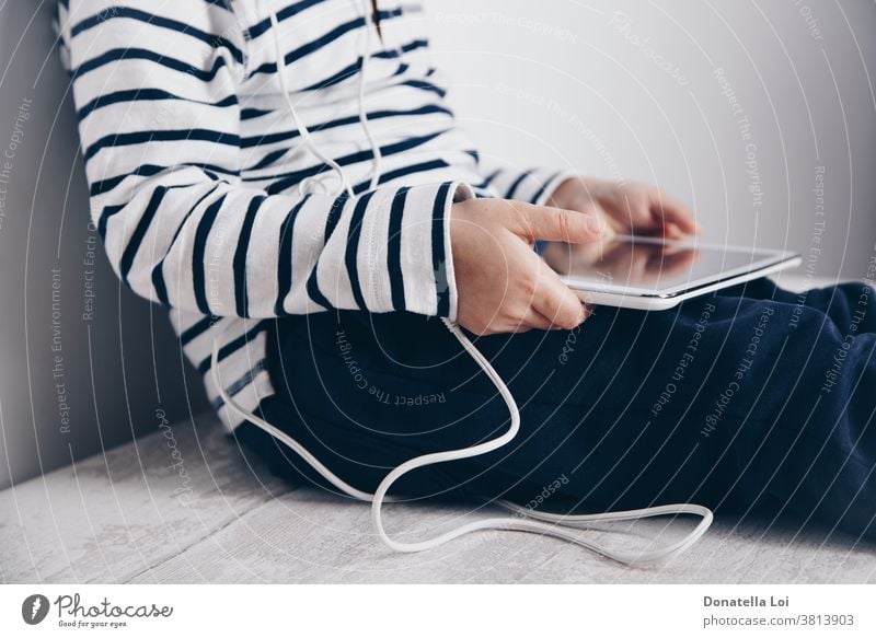 Kind mit Tablette auf dem Boden sitzend Sucht Kaukasier Kindheit Mitteilung Computer Konzept verbinden Anschluss Gerät digital digitales Tablett Anzeige Bildung