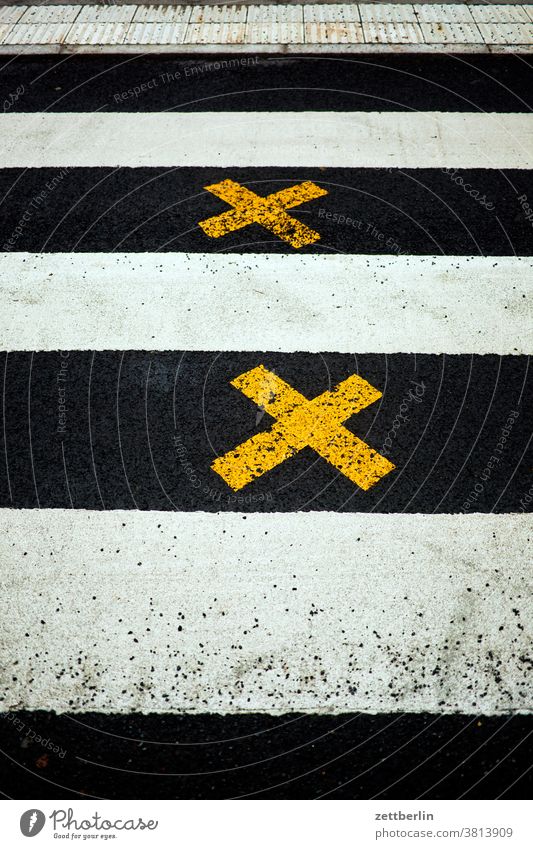 Zebrastreifen mit zwei Kreuzen abbiegen asphalt ecke fahrbahnmarkierung fußgänger fußgängerüberweg kante kreuz linie links rechts richtung straße tipp wegweiser