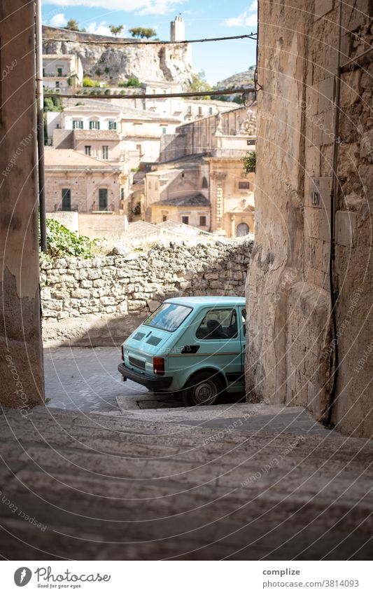 Kleines Auto in einer Gasse auf Sizilien auto oldtimer sizilien modica gasse eng altstadt historisch vintage patina straße urban treppe haus häuser