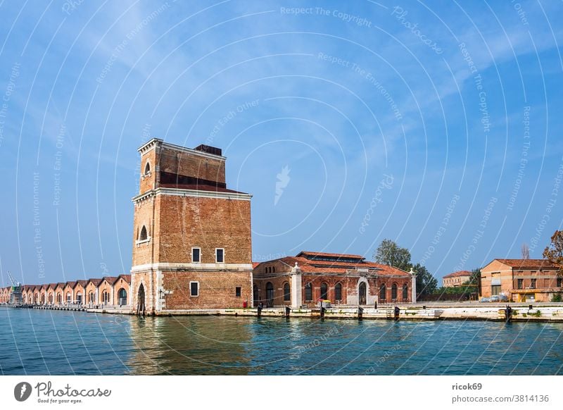 Historische Gebäude in der Altstadt von Venedig in Italien Urlaub Reise Stadt Architektur Turm Arsenal Haus historisch alt Kanal Wasser Sehenswürdigkeit