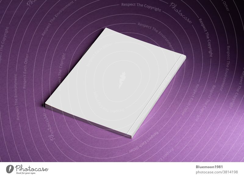 Buch mit leerem Einband auf violettem Hintergrund Mock-up Attrappe editierbar Wandel & Veränderung blanko Vorlage realistisch schwarz Taschenbuch Werbung
