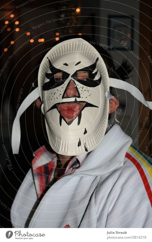 Schreckliche Maske aus einem Papierteller mit Knutschmund Quatschkopf lustig Freude Gesicht Unsinn Halloween Fasching gebastelt Lichterkette Lippen witzig