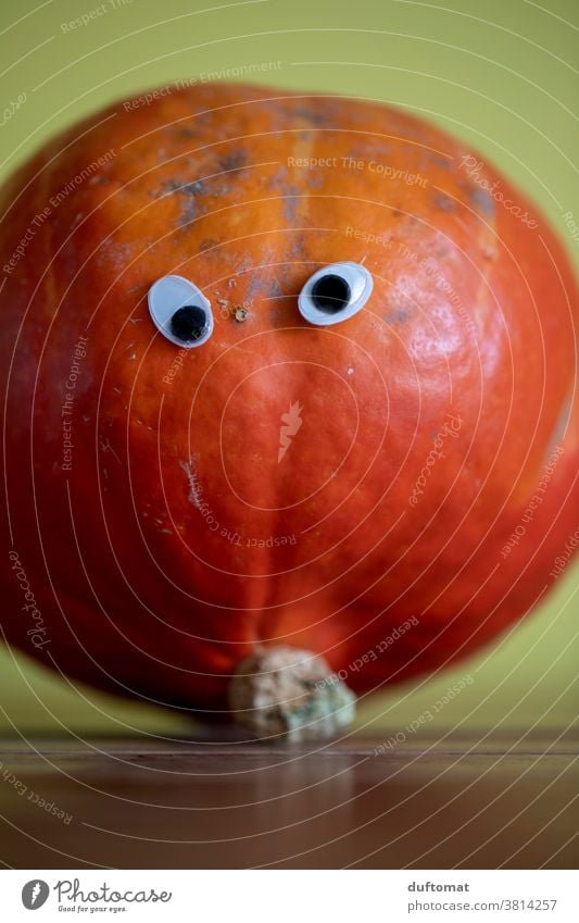 Halloween-Kürbis mit geklebten Augen Herbst gucken Erntedankfest saisonbedingt orange Lebensmittel Gemüse Oktober Dekoration & Verzierung Feiertag Squash