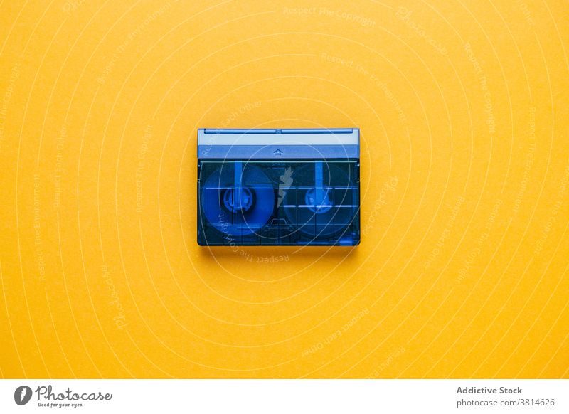 Vintage-Bandkassette auf gelbem Hintergrund Kassette Klebeband Audio retro altehrwürdig altmodisch kompakt durchsichtig analog Musik stereo veraltet Kunststoff