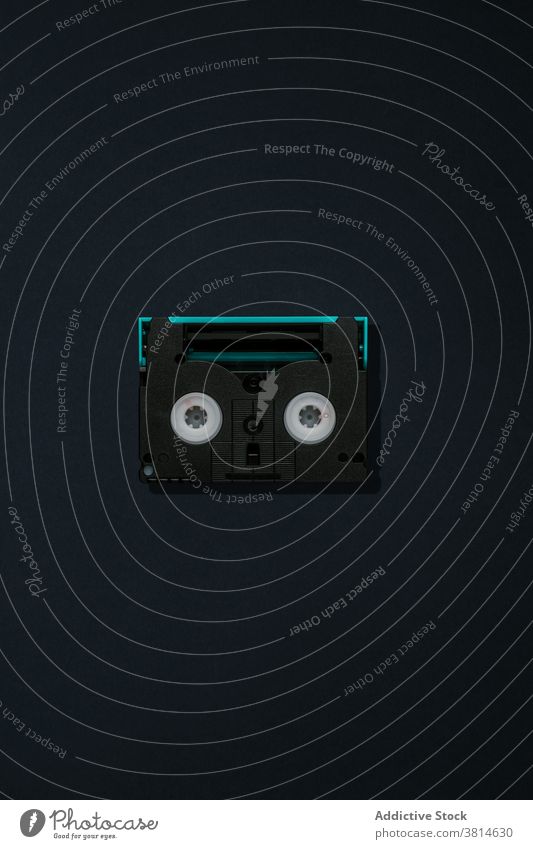 Retro-Audio-Kassette auf schwarzem Hintergrund Klebeband retro altehrwürdig altmodisch kompakt analog Musik stereo veraltet Kunststoff zuhören Medien Lager