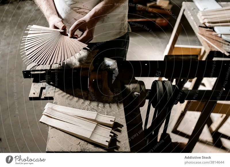 Kunsthandwerker beim Erstellen eines Faltfächers in der Werkstatt Pferch Ventilator hölzern Mann Kunstgewerbler kreieren Holz Hobelbank Basteln handgefertigt