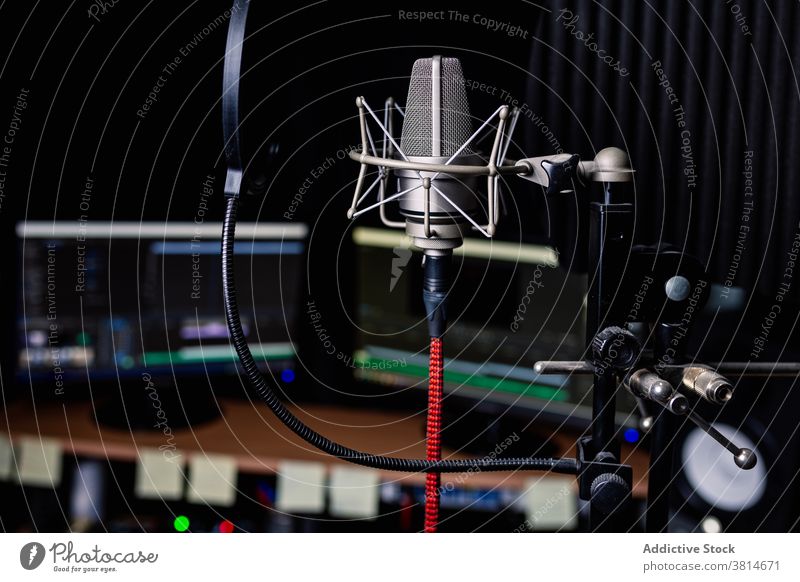 Modernes Mikrofon im dunklen Studio Aufzeichnen Atelier Musik Gerät dunkel Computer modern Klang Audio professionell Apparatur Gesang Melodie elektronisch