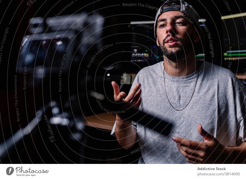 Männlicher Blogger, der ein Video im Musikstudio aufnimmt Aufzeichnen Musiker Mann Atelier Fotokamera Influencer männlich professionell unterhalten Hobby modern