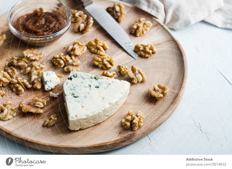 Leckerer Blauschimmelkäse auf Holzbrett in der Küche blau Käse Käsekuchen Bestandteil dienen Tisch schmackhaft selbstgemacht Marmelade hölzern Holzplatte