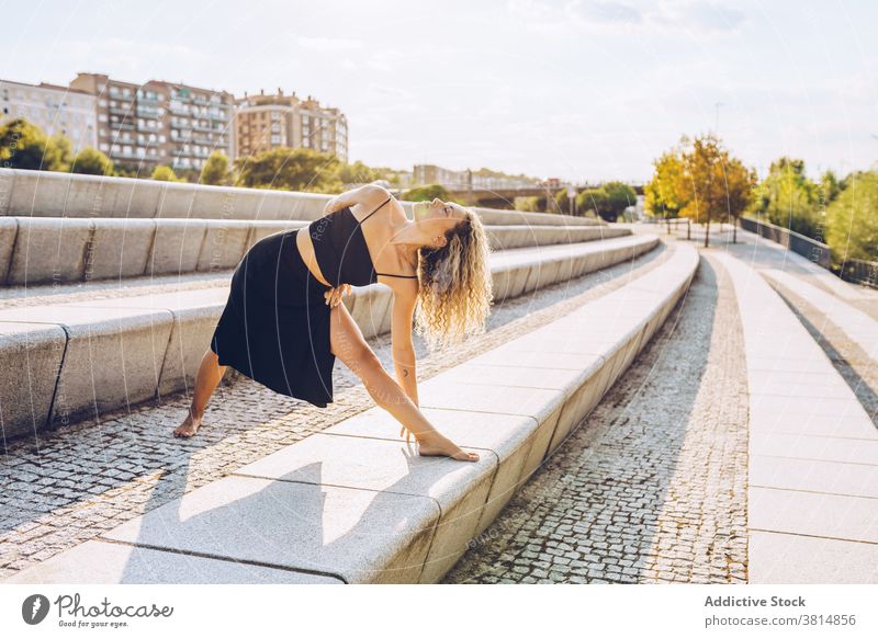 Schlanke Frau übt Yoga in seitlicher Beugeposition Asana Dreieck Wegbiegung trikonasana Dehnung beweglich Pose üben Gleichgewicht Zen Fokus positionieren