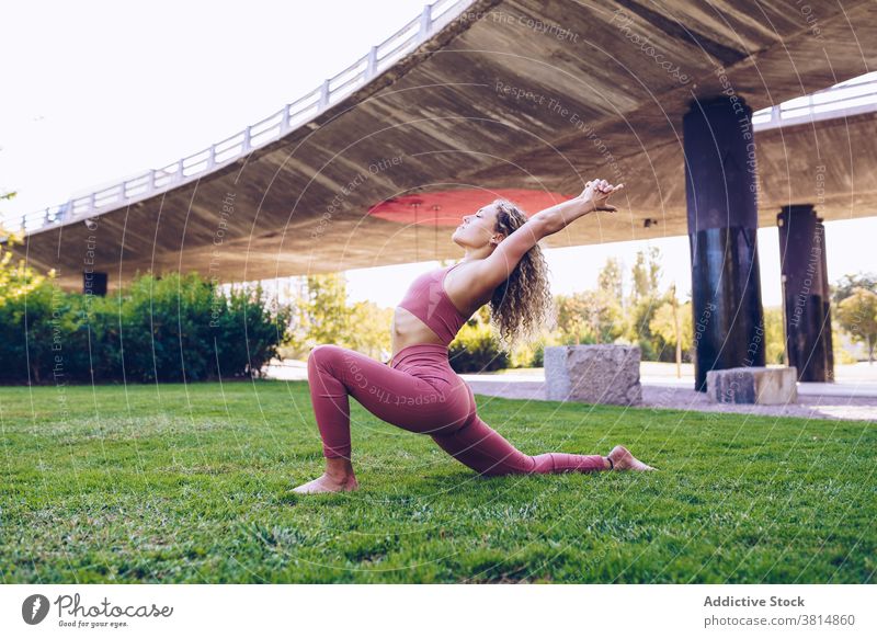 Fokussierte Frau übt Yoga im Park Asana beweglich Pose üben Gleichgewicht positionieren schlank Wellness Harmonie Wohlbefinden Aktivität Konzentration Vitalität
