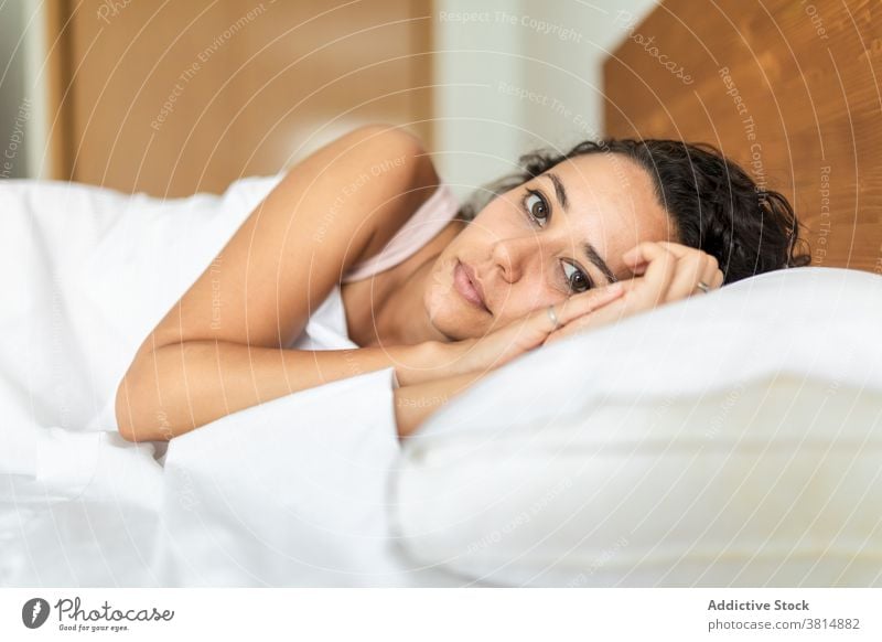 Sanfte Frau liegend im Schlafzimmer zu Hause schlafen Bett Komfort weich Kopfkissen Decke Windstille träumen Pyjama Lügen heimwärts gemütlich friedlich