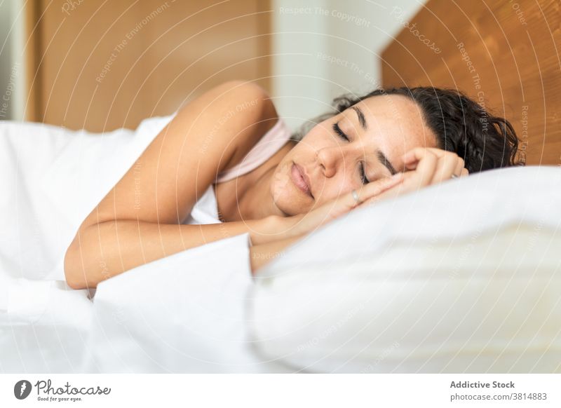 Sanfte Frau schläft im Schlafzimmer zu Hause schlafen Bett Komfort weich Kopfkissen Decke Windstille träumen Pyjama Lügen heimwärts gemütlich friedlich
