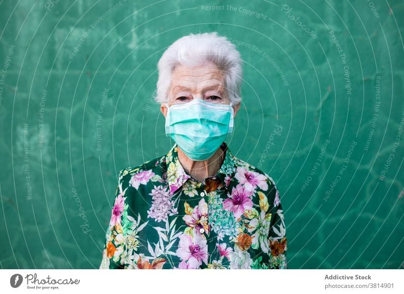 Ältere Frau in medizinischer Maske Senior Mundschutz Coronavirus Optimist positiv behüten Bund 19 COVID19 Pandemie älter Zeichen heiter zeigen selbstbewusst