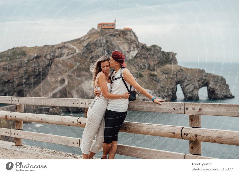 Ein paar Touristen vor der Insel Gaztelugatxe Paar Tourismus Besuch Sightseeing Ausflügler romantisch Vizcaya Spanien Bermeo X Jahrhundert Textfreiraum reisen