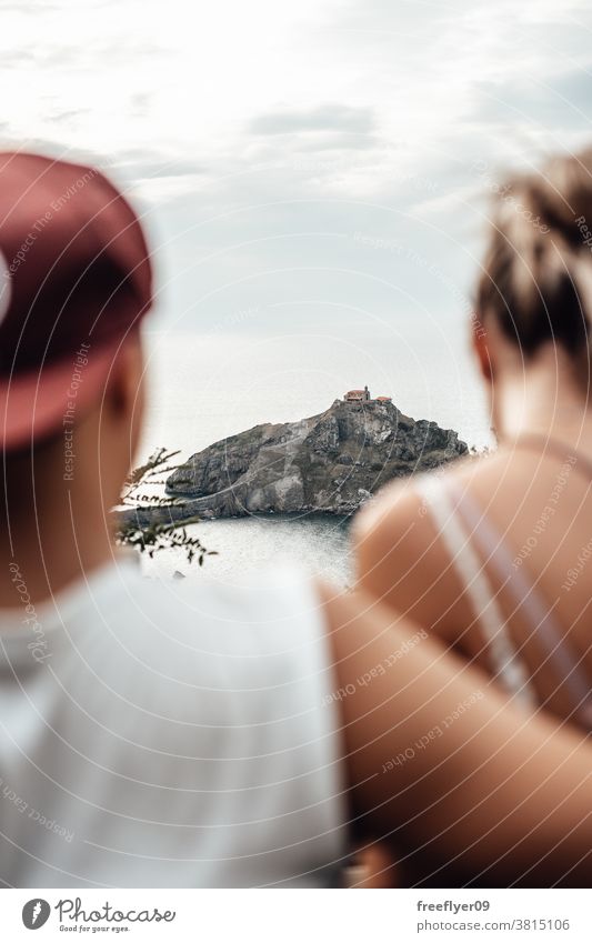 Junges Paar denkt über die Insel Gaztelugatxe nach Touristen Tourismus Besuch Sightseeing Ausflügler romantisch Vizcaya Spanien Bermeo X Jahrhundert