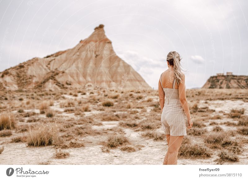 Junge Frau in der Wüste Tourist blond jung 20s Tourismus reisen wüst Textfreiraum eine Berge u. Gebirge barcenas Reales Navarra kultig Wahrzeichen Spanien Natur
