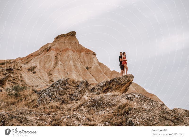 Ehepaar auf einem Felsen in einer Wüstenlandschaft Paar Flitterwochen wüst Abenteuer romantisch heterosexuell Freiheit Sightseeing laufen Touristen