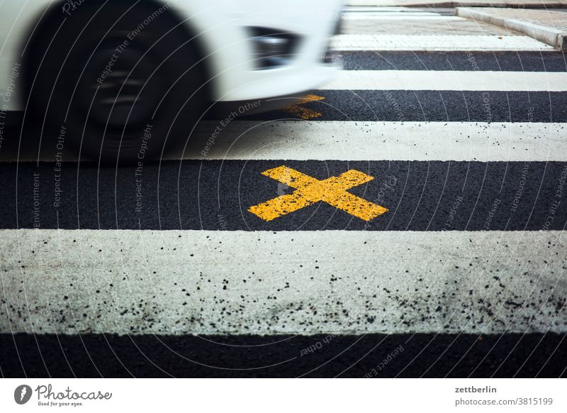 Zebrastreifen mit Kreuz und Auto abbiegen asphalt ecke fahrbahnmarkierung fußgänger fußgängerüberweg kante kreuz linie links rechts richtung straße tipp