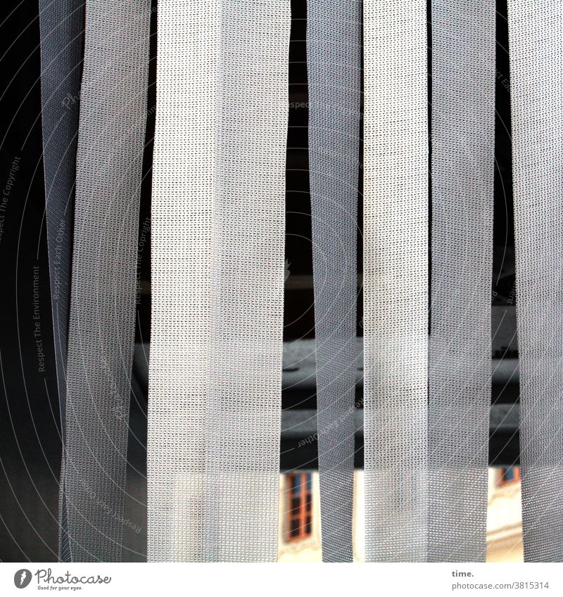 textile Dynamik vor baulicher Statik vorhang gardine fenster fensterscheibe hängen Strukturen & Formen Gebäude skurril seltsam rästelhaft streifen