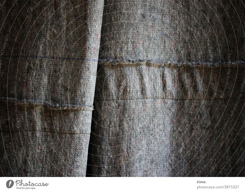 Hängepartie vorhang gardine hängen Strukturen & Formen skurril seltsam rästelhaft streifen textil stoff naht grob lücke schatten tageslicht schutz verstecken