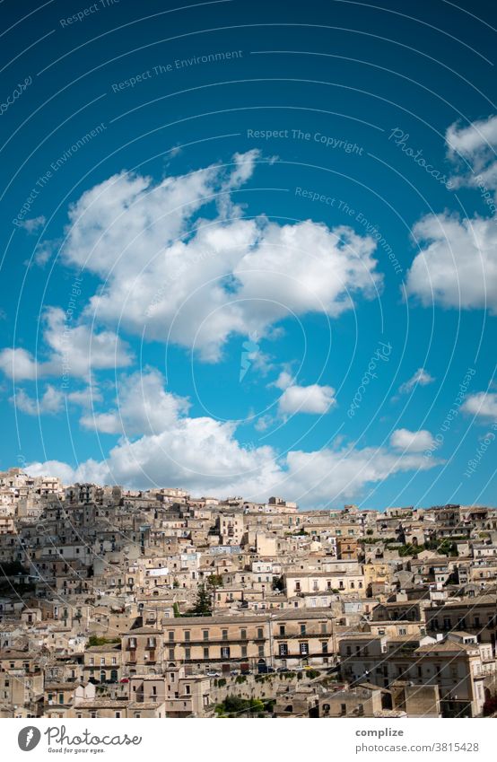 Modica Sizilien stadt altstadt historisch italien antik patina wolken himmel modica sizilien blauer himmel sehenswürdigkeit hügel