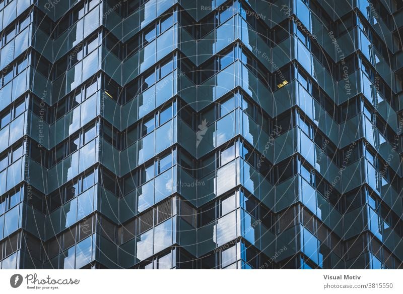 Geometrisch verglaste Fassade eines Bürogebäudes Gebäude Architektur Außenseite Struktur Konstruktion Fenster urban Metropolitan geometrisch abstrakt Design