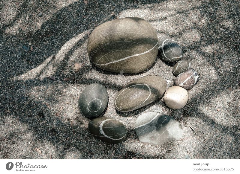 Große Kieselsteine mit weißen Ringen im Sand Steine Natur Ruhe Harmonie Erholung Muster Kreise abstrakt Linien Stimmung Urlaub Strand Ferien & Urlaub & Reisen