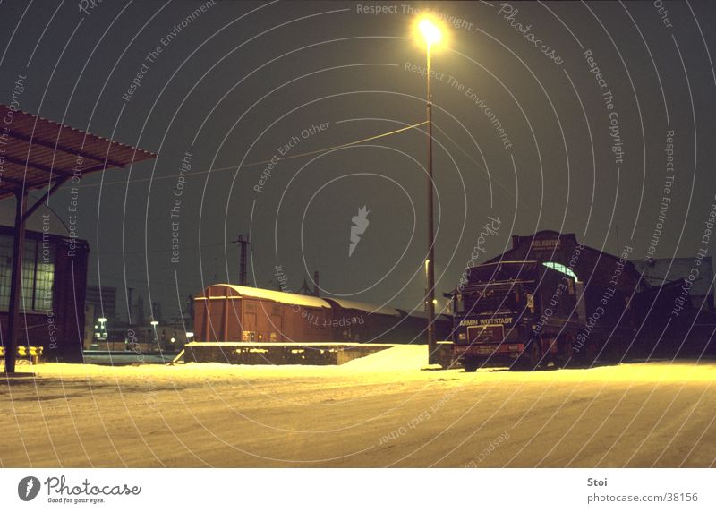 Güterbahnhof bei Nacht Eisenbahn kalt Einsamkeit Winter Straßenbeleuchtung Bahnhof Schnee ruhig Industriefotografie