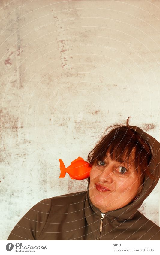 wen die Muse küsst l oder der Eigelbtrenner... Frau Mensch Kuss Fisch Goldfisch Tier lustig Küssen hängen saugen festgeklebt komisch authentisch feminin