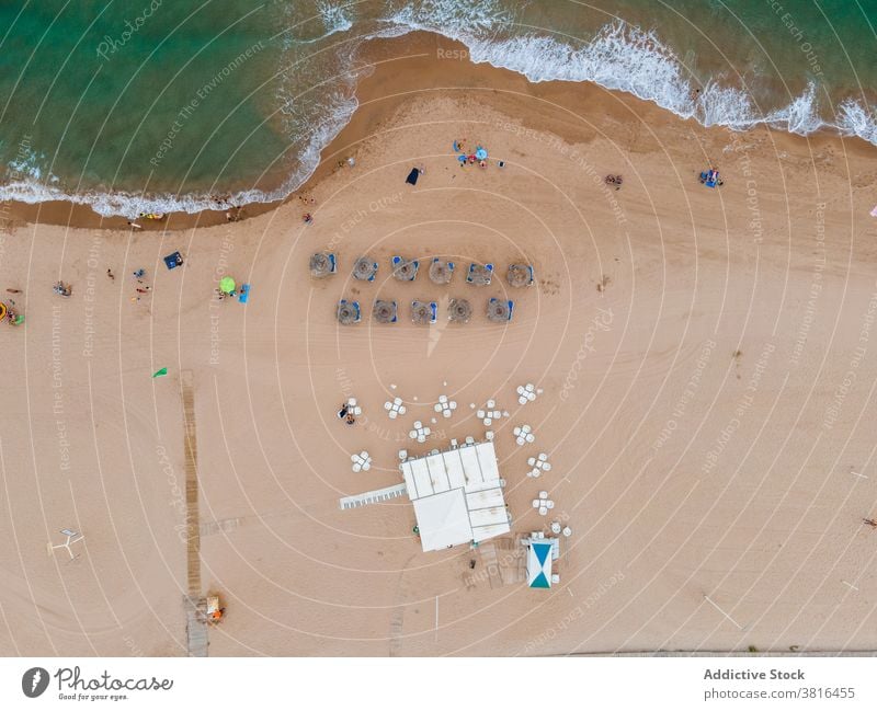Sandstrand in der Nähe von wogenden Meer türkis MEER Strand malerisch Meereslandschaft Liegestuhl Regenschirm Resort Küstenlinie Sommer Natur Urlaub Feiertag