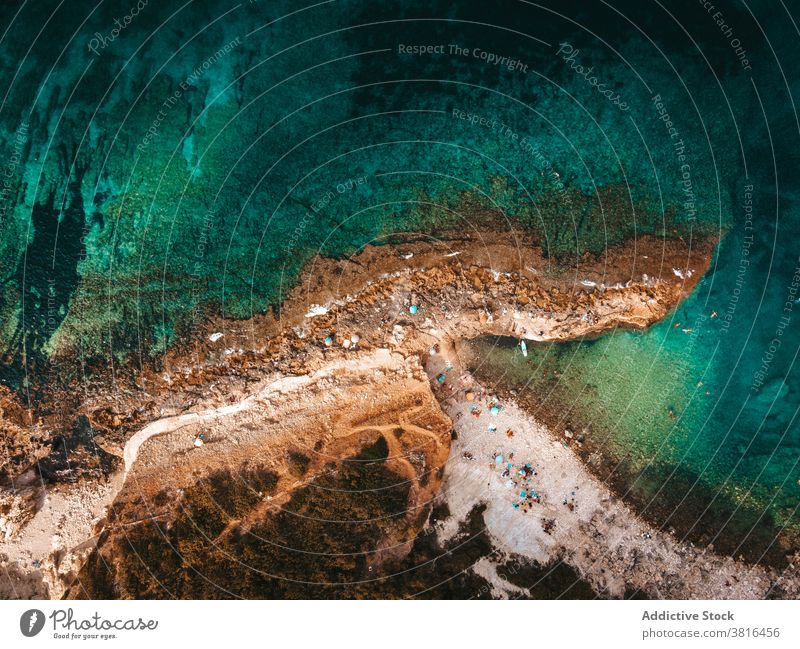 Erstaunliche Aussicht auf das azurblaue Wasser des Meeres und den Sandstrand türkis Meereslandschaft Küste MEER Windstille Küstenlinie rau Strand Natur