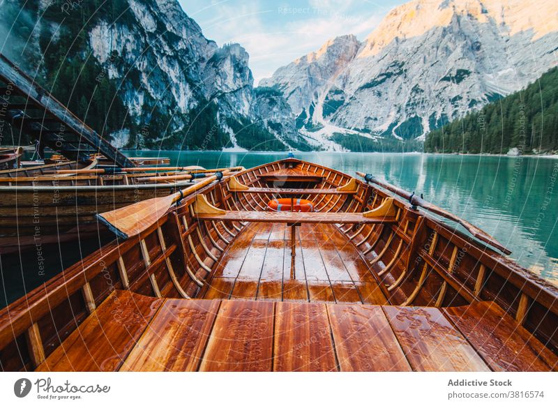 Holzboot auf klarem See in den Bergen Boot türkis Wasser Kristalle übersichtlich Gefäße Berge u. Gebirge Hochland majestätisch hölzern ruhig Schwimmer