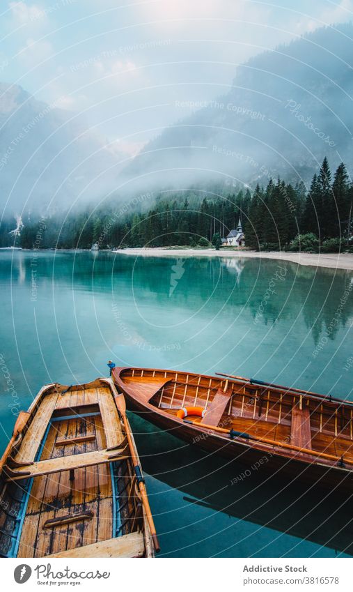 Holzboot auf klarem See in den Bergen Boot türkis Wasser Kristalle übersichtlich Gefäße Berge u. Gebirge Hochland majestätisch hölzern ruhig Schwimmer