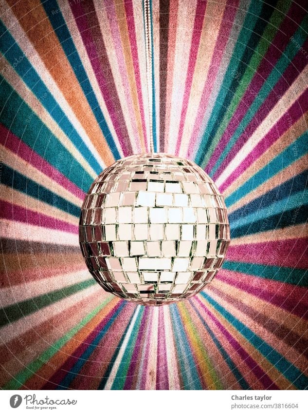 Spiegelkugel-Retro-Hintergrund 1970s Ball Feier kitschig farbenfroh Tanzen Dekoration & Verzierung Disco Diskokugel discoball Diskothek Einfluss elektronisch