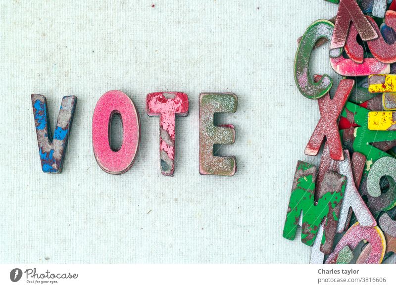 das Wort VOTE mit alten Holzbuchstaben Abstimmung Wähler Politik Konzept hölzern Brief Symbol Hintergrund Text Regierung Wahl Vorsitzender Demokratie amerika
