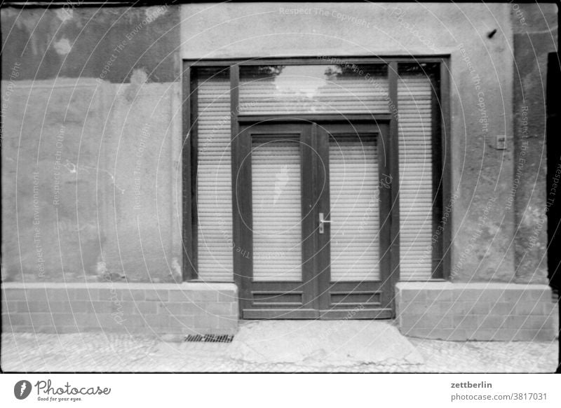 Glastür glastür fenster glasfenster portal eingang ausgang zugang geschlossen verschlossen haus wand wohnhaus mauer altbau trist melancholie