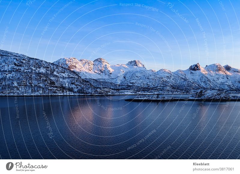 Norwegen - Trollfjord , Lofoten Berge ragen in den blauen fast wolkenlosen Himmel bei beginnendem Sonnenuntergang Ferien & Urlaub & Reisen Meer maritim Erlebnis