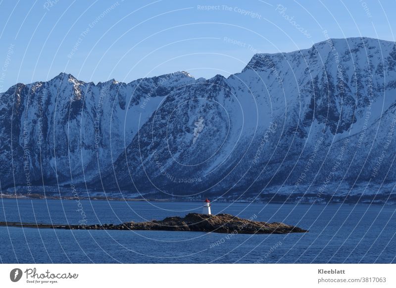 Norwegen - Leuchtturm auf einer kleinen Insel Fjord Gebirge Schnee Wasser Himmel Skandinavien Ferien & Urlaub & Reisen Außenaufnahme Erholung Farbfoto Idylle