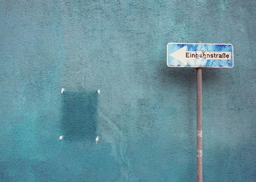 Gelegenheit Schilder & Markierungen Hinweisschild Verkehrsschild Verkehrszeichen Einbahnstraße Buchstaben Fassade Wand Außenaufnahme Stadt Menschenleer Mauer
