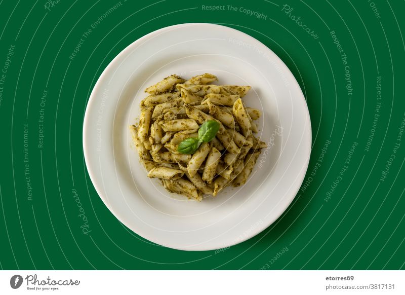Penne-Nudeln mit Pestosauce Basilikum gekocht Küche Speise Lebensmittel Feinschmecker grün vereinzelt Italienisch Makkaroni Spätzle Teller Rezept Saucen